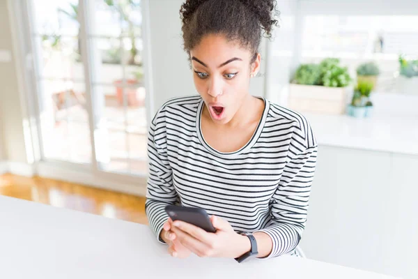 Mujer Afroamericana Joven Usando Teléfono Inteligente Mensajes Texto Mensaje Asustado — Foto de Stock