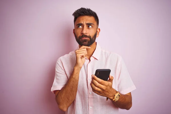 Giovane Uomo Indiano Utilizzando Smartphone Piedi Sfondo Rosa Isolato Faccia — Foto Stock
