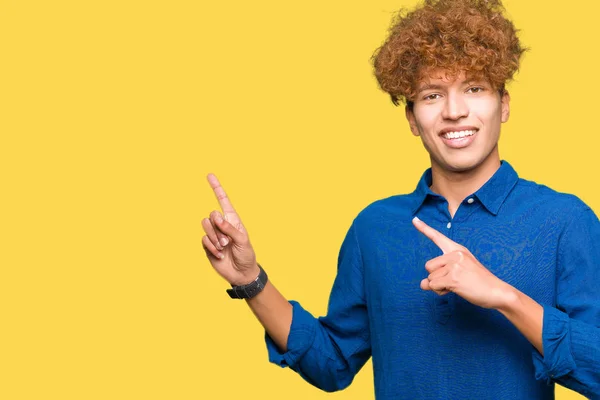 Junger Schöner Eleganter Mann Mit Afro Haaren Der Lächelnd Die — Stockfoto