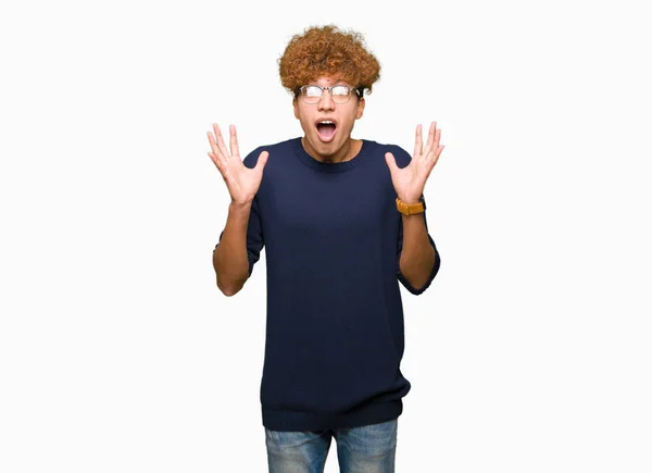 Jovem Homem Bonito Com Afro Vestindo Óculos Celebrando Louco Espantado — Fotografia de Stock