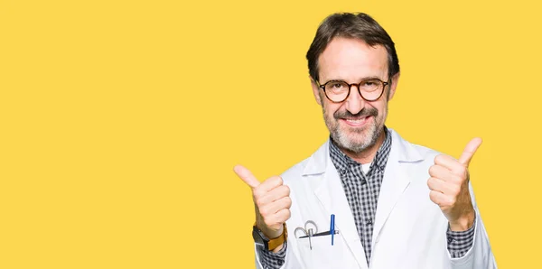Medelåldern Läkare Män Bär Medical Coat Framgång Underteckna Gör Positiv — Stockfoto