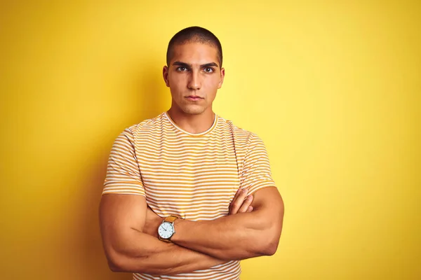 Joven Hombre Guapo Con Camiseta Rayas Sobre Fondo Amarillo Aislado —  Fotos de Stock