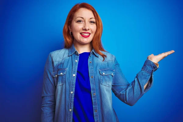 Jovem Mulher Ruiva Bonita Vestindo Camisa Jeans Sobre Fundo Isolado — Fotografia de Stock