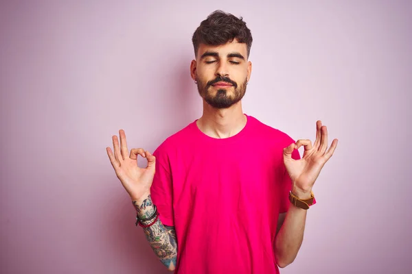 Mladý Muž Tetováním Tričku Nad Izolovaným Růžovým Pozadím Odpočívá Usmíval — Stock fotografie