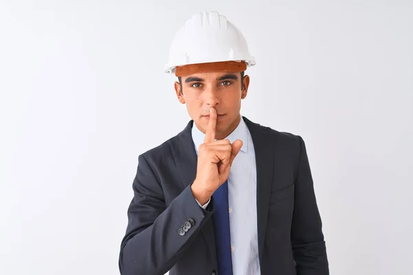 고립된 양복과 헬멧을 잘생긴 건축가 남자가 입술에 손가락으로 조용히 해달라고 — 스톡 사진