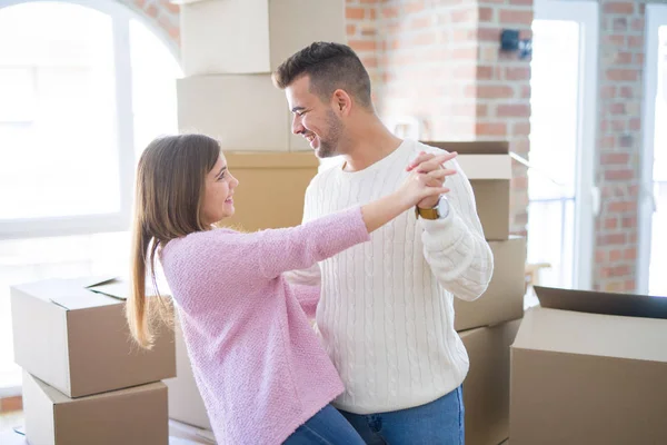 Junges Schönes Verliebtes Paar Feiert Tanzend Den Umzug Ein Neues — Stockfoto