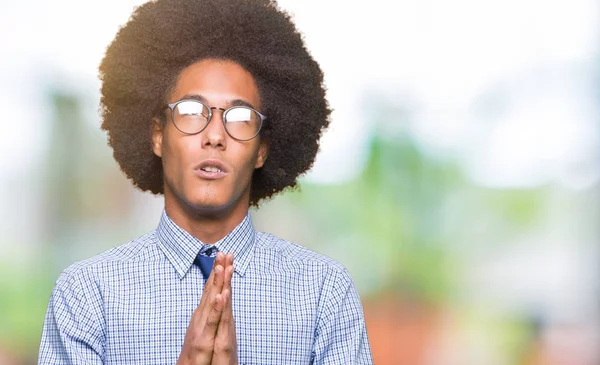 Młodych Afryki Amerykański Biznesmen Afro Włosów Okularach Żebractwa Modląc Się — Zdjęcie stockowe