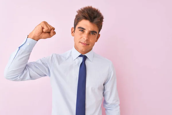 Jovem Empresário Bonito Vestindo Camisa Gravata Sobre Fundo Rosa Isolado — Fotografia de Stock