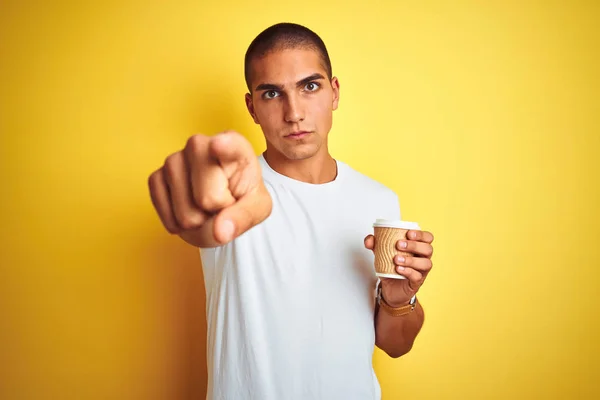 Jeune Bel Homme Buvant Verre Café Emporter Sur Fond Jaune — Photo