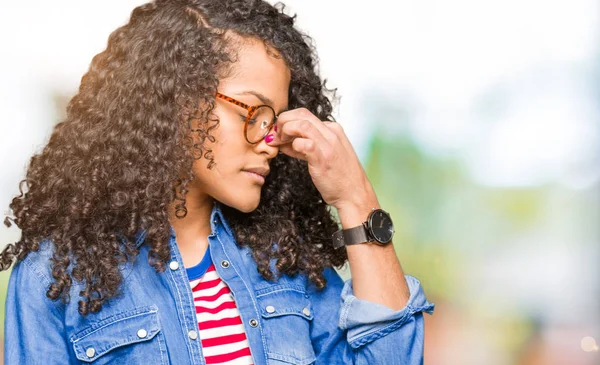 Jonge Mooie Vrouw Met Krullend Haar Draagt Een Bril Moe — Stockfoto