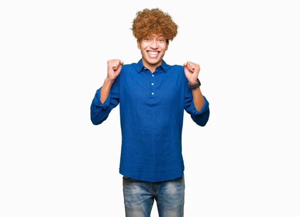 Joven Hombre Elegante Guapo Con Pelo Afro Celebrando Sorprendido Sorprendido — Foto de Stock