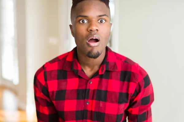 Όμορφος Αφρικανός Αμερικανός Άνθρωπος Φοβισμένος Και Σοκαρισμένος Την Έκπληξη Έκφραση — Φωτογραφία Αρχείου