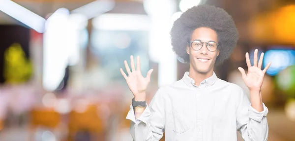 Młody Człowiek African American Afro Włosów Okularach Wyświetlono Skierowaną Górę — Zdjęcie stockowe