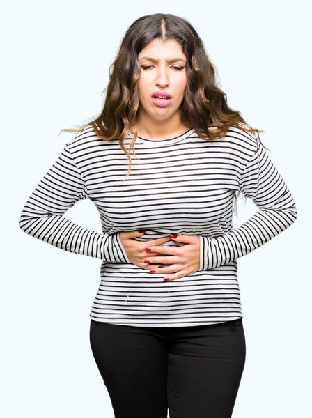 年轻漂亮的女人穿着条纹毛衣 手放在肚子上 因为消化不良 疼痛生病感觉不适 疼痛概念 — 图库照片
