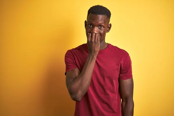 Kırmızı Tişört Giyen Genç Afro Amerikan Adam Izole Sarı Arka — Stok fotoğraf