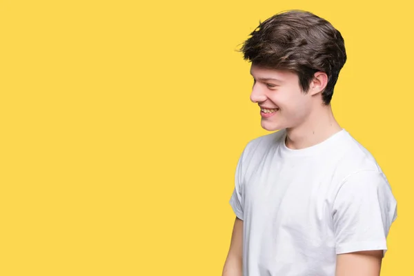Mladý Pohledný Muž Nosí Ležérní Bílé Tričko Izolované Pozadí Pohledu — Stock fotografie