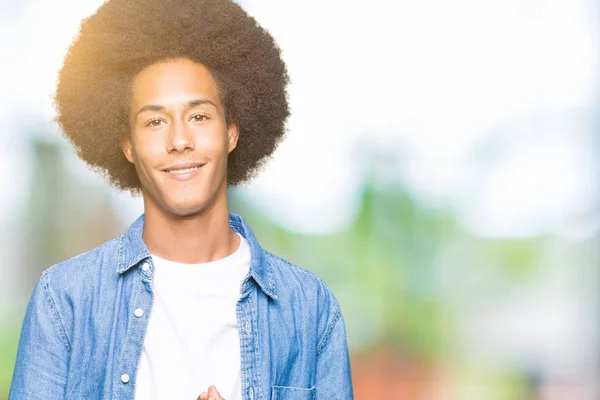 Jeune Homme Afro Américain Aux Cheveux Afro Les Mains Jointes — Photo