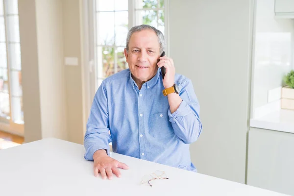 Bonito Homem Sênior Ter Uma Conversa Falando Smartphone Com Rosto — Fotografia de Stock