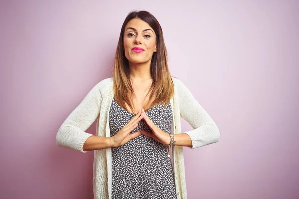 Young Beautiful Woman Standing Pink Isolated Background Hands Together Fingers — Stock Photo, Image