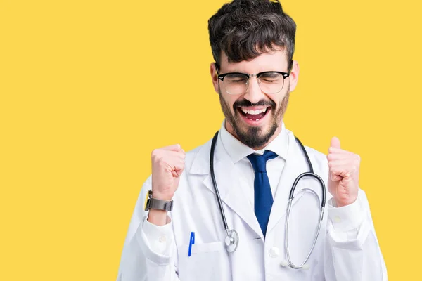 Junger Arzt Krankenhausmantel Vor Isoliertem Hintergrund Aufgeregt Über Den Erfolg — Stockfoto