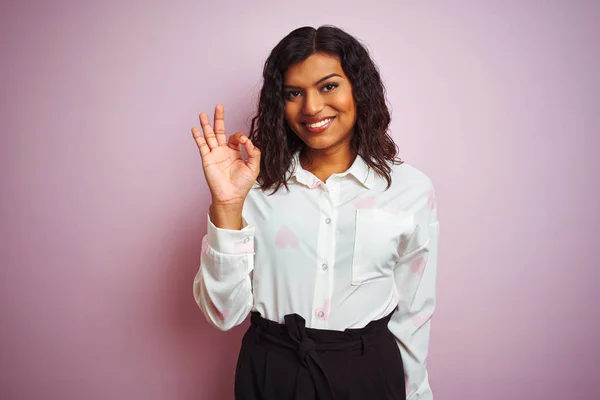 Transexual Transexual Mujer Negocios Pie Sobre Aislado Rosa Fondo Sonriendo — Foto de Stock