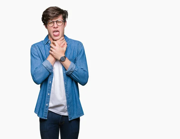 Joven Hombre Guapo Con Gafas Sobre Fondo Aislado Gritando Sofocar —  Fotos de Stock