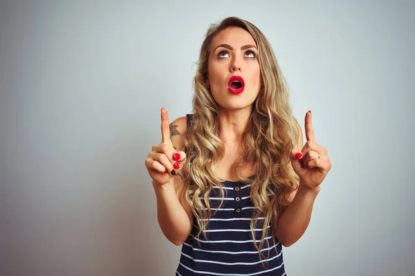 Junge Schöne Frau Gestreiftem Shirt Steht Über Weißem Isoliertem Hintergrund — Stockfoto