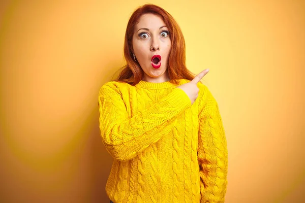 Beautiful Redhead Woman Wearing Winter Sweater Standing Isolated Yellow Background — Stock Photo, Image