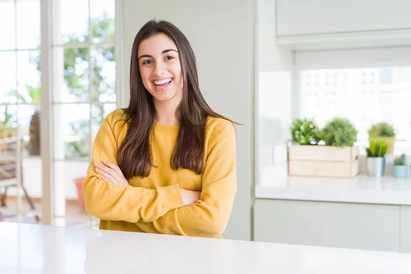 Hermosa Mujer Joven Con Suéter Amarillo Cara Feliz Sonriendo Con — Foto de Stock