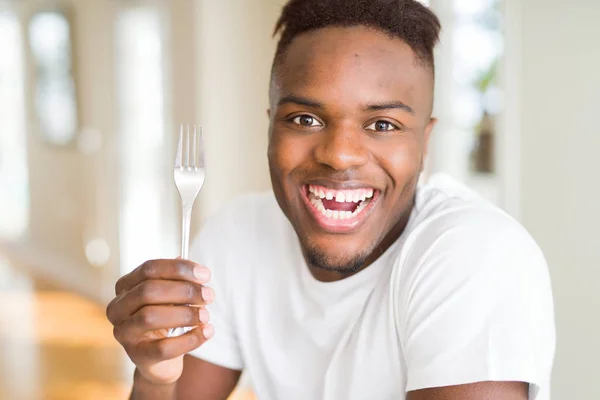 African American Man Met Zilveren Vork Bestek Met Een Gelukkig — Stockfoto