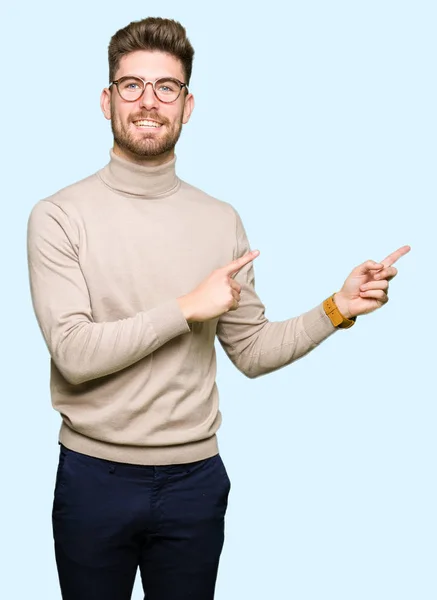 Jonge Knappe Zakenman Bril Glimlachen Kijken Naar Camera Met Twee — Stockfoto