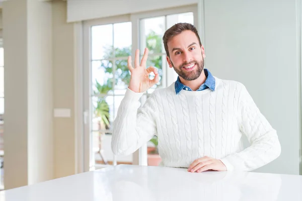 Przystojny Mężczyzna Ubrany Casual Sweter Uśmiechnięty Pozytywny Robi Znak Ręką — Zdjęcie stockowe