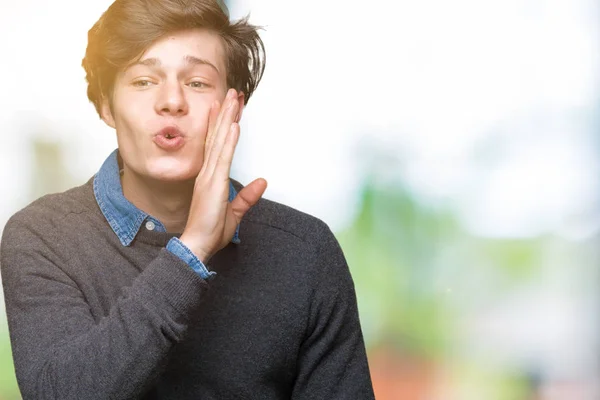 Joven Guapo Elegante Hombre Sobre Aislado Fondo Mano Boca Diciendo — Foto de Stock