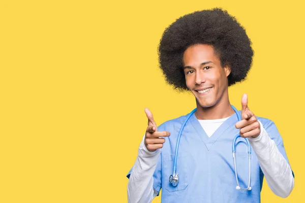 Joven Afroamericano Médico Hombre Con Pelo Afro Señalando Los Dedos — Foto de Stock