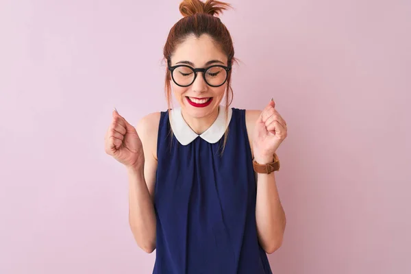 Redhead Kvinna Med Pigtail Klädd Elegant Klänning Och Glasögon Över — Stockfoto