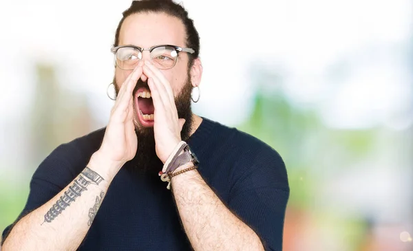 Homem Jovem Hipster Com Cabelos Longos Barba Usando Óculos Grito — Fotografia de Stock