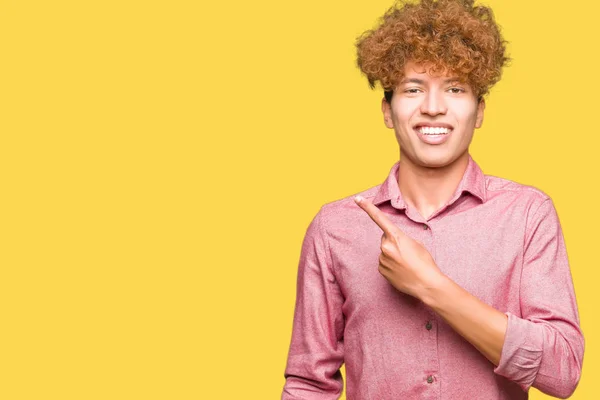 Unga Stiliga Affärsman Med Afro Hår Glada Med Ett Leende — Stockfoto