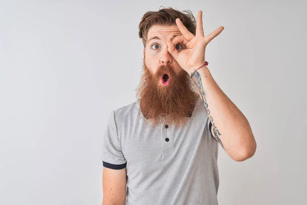 Jonge Redhead Ierse Man Dragen Grijze Polo Staande Geïsoleerde Witte — Stockfoto