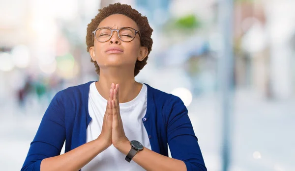 Joven Mujer Afroamericana Hermosa Con Gafas Sobre Fondo Aislado Mendigando — Foto de Stock