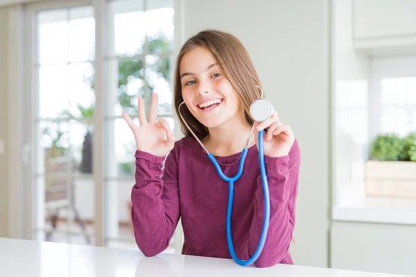 Krásná Mladá Dívka Kontroluje Zdraví Pomocí Lékařského Stetoskop Dobře Podepíší — Stock fotografie