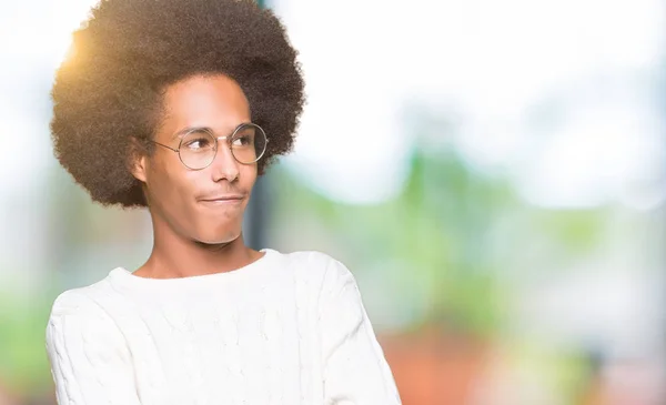 Joven Afroamericano Con Pelo Afro Vistiendo Gafas Sonriente Mirando Lado — Foto de Stock