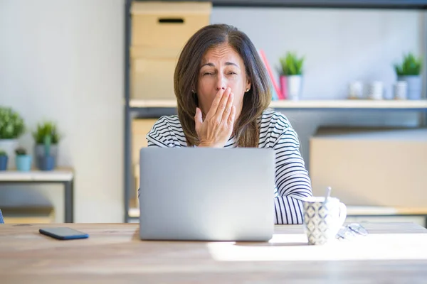 Donna Anziana Mezza Età Seduta Tavola Casa Lavorare Con Computer — Foto Stock