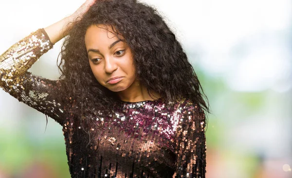 Joven Hermosa Chica Con Pelo Rizado Con Vestido Fiesta Noche —  Fotos de Stock