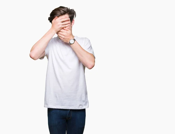 Jonge Knappe Man Dragen Casual Wit Shirt Geïsoleerde Achtergrond Bedekking — Stockfoto