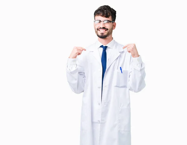 Giovane Scienziato Professionista Uomo Indossa Cappotto Bianco Sfondo Isolato Guardando — Foto Stock