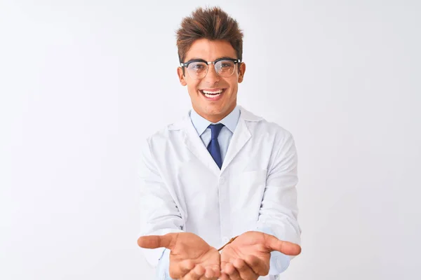 Joven Cientista Guapo Con Gafas Abrigo Sobre Fondo Blanco Aislado —  Fotos de Stock