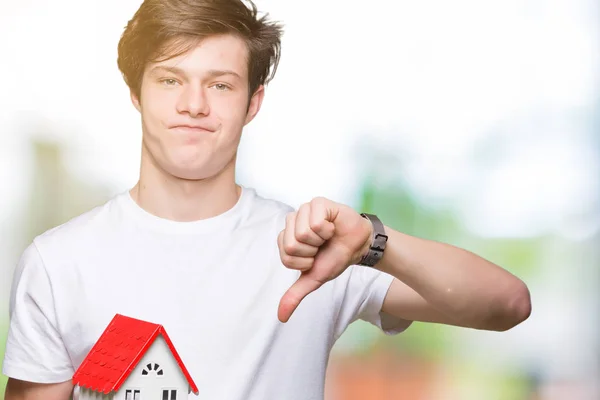 Jonge Man Houdt Huis Geïsoleerde Achtergrond Met Een Boos Gezicht — Stockfoto