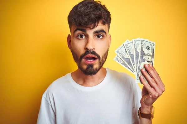Young Man Tattoo Holding Dollars Standing Isolated Yellow Background Scared — Stock Photo, Image