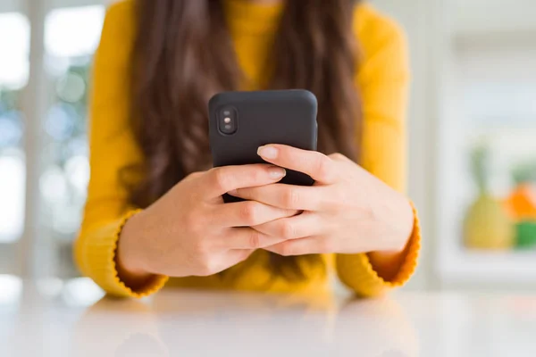 Close Mãos Mulher Usando Smartphone — Fotografia de Stock