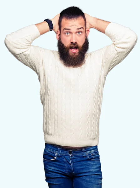 Junger Hipster Mann Winterpullover Verrückt Und Verängstigt Mit Händen Auf — Stockfoto